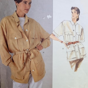 Pode incluir: Um envelope de molde de costura para uma jaqueta Calvin Klein da Vogue Patterns, número 2473. A frente exibe uma jaqueta bege de manga comprida com botões, cintura com laço e dois bolsos no peito, ao lado de um esboço de uma versão.
