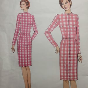 Peut inclure: Un patron de couture Vogue Patterns présentant une robe à carreaux roses et blancs. L'illustration montre la robe de face et de dos, avec des manches longues et un devant boutonné. Le numéro du patron est le 1004.