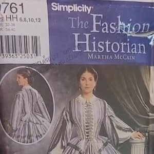 Puede incluir: Patrón de costura Simplicity para un vestido histórico. El patrón presenta a una mujer con un vestido a rayas con una falda escalonada y mangas largas. El texto "The Fashion Historian" es visible.