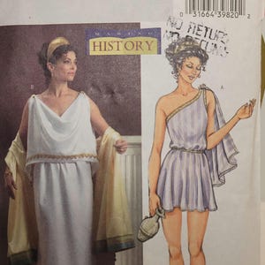 Puede incluir: Sobre de patrón de costura Butterick B4572 con diseños Making History. El frente muestra un vestido blanco largo hasta el suelo con ribete dorado y un vestido corto de color lila claro con un hombro y manga drapeada, ambos de estilo antiguo.