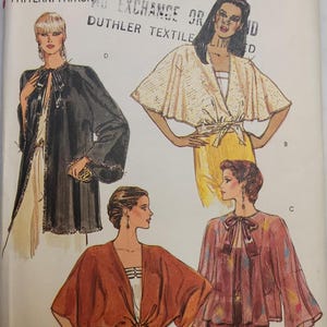Può includere: Modello di cucito Vogue vintage con illustrazioni di giacche e top da donna. Il modello include il testo "Very Easy Vogue" e "Size Medium". L'immagine mostra diversi stili di giacche con vari design e colori.