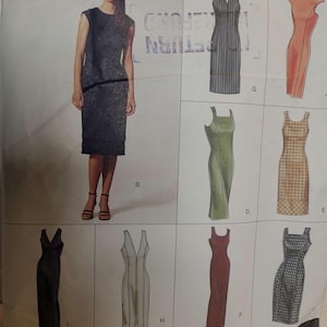 Może przedstawiać: Koperta z wykrojem krawieckim Vogue Easy zawierająca ilustracje różnych sukienek etui bez rękawów w różnych kolorach i wzorach, w tym gładkie czarne, w paski, w kratę i z tkanin o fakturze, z modelką w ciemnoszarej sukience.