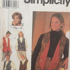 Könnte beinhalten: Eine Simplicity Schnittmusterhülle 9741 für eine Weste, Größe P 12, 14, 16. Das Cover zeigt Illustrationen und ein Foto einer Weste mit Paisleymuster und einfarbigem Revers sowie den Text Kathie Lee Collection, 1995.