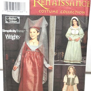 Peut inclure: Pochette de patron de couture Simplicity 9836 Renaissance Costume Collection présentant des illustrations de trois robes de style historique pour enfants. L'emballage montre une robe rouge avec coiffe, une robe vert clair et un corsage avec jupe.