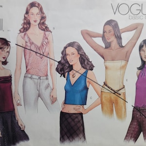 Peut inclure: Patron de couture Vogue Basic Design 2505 avec des illustrations de cinq hauts pour femmes. Les modèles incluent un col en V à volants, un dos nu, un haut sans bretelles, un haut échancré et un haut bleu à col en V.