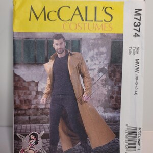 以下が含まれることがあります： McCALL'S COSTUMESの型紙封筒、モデルM7374。タンカラーのトレンチコート、ダークグレーのシャツ、ダークカラーのパンツが写っています。テキストには「McCALL'S COSTUMES」、「M7374」、「MWW (38-40-42-44)」と記載されています。左下に小さなロゴがあります。