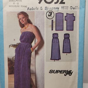 Può includere: Una busta per cartamodello Simplicity 9032 per un abito viola senza spalline lungo fino ai piedi. La confezione presenta una foto dell'indumento, disegni tecnici dei 3 pezzi del modello e testo tra cui 'SUPER Jiffy' e 'SMALL/PETITE 10-12'.