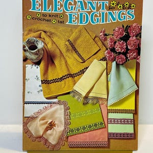 Può includere: Una copertina di libro vintage intitolata "Elegant Edgings" di Coats & Clark's, con vari campioni di tessuto con bordi decorativi. La copertina è marrone con testo turchese e accenti floreali. I campioni includono asciugamani e fazzoletti in giallo, verde, rosa e blu.