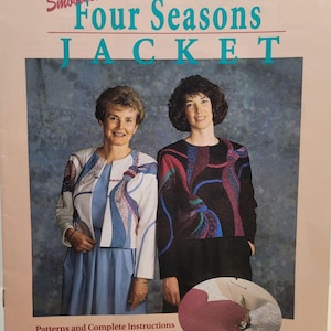 Könnte beinhalten: Eine Schnittmusterhülle mit dem Titel Smoothstitch Four Seasons Jacket von Laura Elizabeth. Das Cover zeigt zwei Jacken mit abstrakten Applikationsdesigns, eine in Weiß und eine in Schwarz, sowie Text zu den Mustern und Anleitungen von Roxi Eppler.