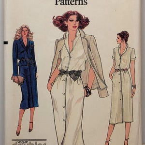 Peut inclure: Une pochette de patron de couture Very Easy Vogue Patterns, numéro 7291, taille B. Le devant présente des illustrations de trois tenues : un tailleur bleu, une robe boutonnée crème avec une veste assortie, et une robe boutonnée crème.