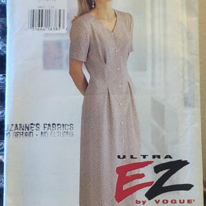 以下が含まれることがあります： Vogue Ultra EZ パターン 8897、ボタン付きドレス用。 パターン封筒には、ドレスを着た女性が描かれています。 ドレスは明るい色で、小さな模様があります。 封筒には「LIZANNE'S FABRICS」の文字も含まれています。