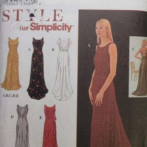 Puede incluir: Patrón de costura Simplicity con varios diseños de vestidos formales. La imagen muestra a una mujer con un vestido rojo e ilustraciones de otros estilos de vestidos, incluyendo un vestido dorado, floral negro, blanco, gris y rojo. El patrón incluye tallas 34-44.