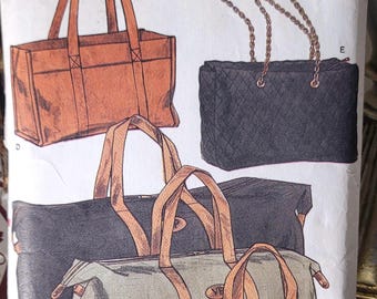 Puede incluir: Patrón de costura Vogue Patterns con ilustraciones de varios bolsos tote y bolsas de viaje. Las bolsas son de diferentes estilos y colores, incluyendo un bolso tote marrón, una bolsa acolchada negra y una bolsa con estampado floral.