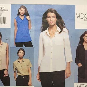 Könnte beinhalten: Ein Vogue Basic Design Schnittmusterumschlag, Nummer 2634, mit Abbildungen von vier Hemdvarianten. Die Designs umfassen ärmellose, kurzärmelige und dreiviertelärmelige Hemden mit Knopfleiste in den Farben Blau, Beige, Weiß und Schwarz.