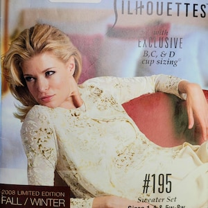 Op de afbeelding: Een vintage patroonhoes voor een gebreide truienset. De hoes toont een vrouw die een crèmekleurige trui draagt met een bloemmotief. De tekst luidt "SILHOUETTES" en "FALL/WINTER 2008 LIMITED EDITION". Het patroon is voor maten 1-4 en 5W-8W.