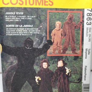 Puede incluir: Un sobre de patrón de costura McCall's Costumes para disfraces de animales Jungle Fever. El paquete muestra ilustraciones de personas con trajes de peluche de gorila, mono y oso en marrón y negro, con el número de patrón 7863.