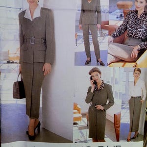 Może przedstawiać: Wzór szycia Vogue Wardrobe przedstawiający kobietę w szarym garniturze z białym kołnierzem, pasującą spódnicą i paskiem. Wzór oferuje opcje dla garnituru, spodnium i sukienki. Rozmiar wzoru to 8-10-12.