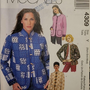 Puede incluir: Sobre de patrón de costura McCall's 4309 con ilustraciones de cuatro variaciones de chaqueta. La imagen principal muestra una chaqueta acolchada azul con patrón de patchwork y cierres de palanca. Otros bocetos muestran chaquetas en rosa, floral y crema.
