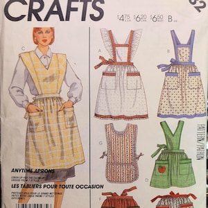 modèle de couture de tablier vintage - Tabliers McCalls 2132 Anytime, 7 styles, taille unique, motif artisanal des années 1980 non coupé