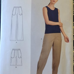 Peut inclure: Patron de couture Simplicity S9236 D5. Le patron comprend des illustrations de pantalons et de shorts. Une femme porte un débardeur bleu marine et un pantalon beige. La taille du patron est U.S. 4-12.