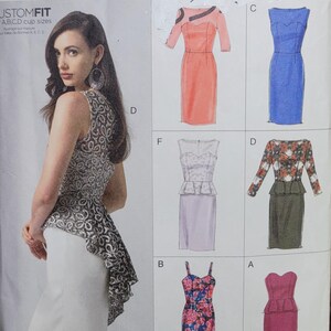 Könnte beinhalten: Ein Vogue Patterns Easy Schnittmuster, V8849, mit einer Frau, die ein Kleid und mehrere Kleid-Designoptionen modelliert. Das Muster enthält individuelle Passformoptionen für Körbchengrößen A, B, C und D. Das Bild zeigt auch einen Barcode und das Wort "options".