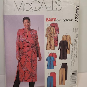 Puede incluir: Sobre de patrón de costura McCall's M4527 Easy Endless Options. El frente muestra una túnica larga roja con estampado floral, cuello mandarín y cierres de alamares negros, combinada con pantalones negros. Incluye ilustraciones de varios estilos.