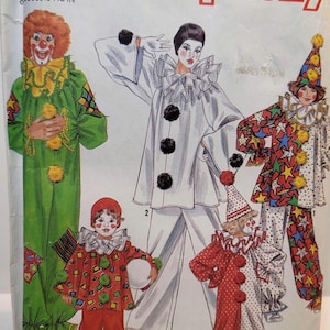 Könnte beinhalten: Eine Simplicity Schnittmusterhülle 9800 mit Illustrationen von fünf Clownskostümen. Die Entwürfe umfassen einen grünen Overall, ein weißes Pierrot-Outfit mit schwarzen Bommeln, einen Anzug mit Sternenmuster und zwei kleinere Clown-Outfits mit Rüschen.