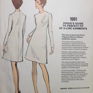 Puede incluir: Ilustración de una guía de patrones de costura Vogue vintage. La guía presenta dos dibujos de una mujer con un vestido blanco de línea A. El texto de la guía dice "Vogue's Guide to Perfect Fit of A-Line Garments" e incluye información sobre tallas.