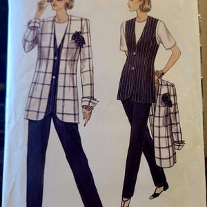Puede incluir: Un patrón de costura vintage de Very Easy Very Vogue. El patrón presenta ilustraciones de una mujer con blazer a cuadros, chaleco y pantalones. La talla del patrón es 8-10-12.