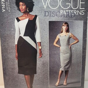 Op de afbeelding: Vogue Patterns V1673 naaipatroon-envelop met twee jurkontwerpen. Weergave A is een zwart-witte color-block jurk met driekwartmouwen. Weergave B is een mouwloze grijze geruite schedejurk met een vierkante halslijn en een nauwsluitend silhouet.