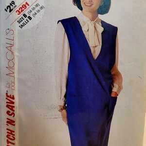 Molde de costura McCall's 3291 Stitch N Save para blusa e suéter dos anos 80, com decote em V e gola com amarração, tamanhos 14, 16 e 18. Novo, dobrado de fábrica.