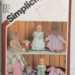 Puede incluir: Patrón Simplicity 5615 para muñecas que miden de 43 cm a 45,5 cm. El sobre presenta ilustraciones de muñecas con varios conjuntos, incluyendo vestidos, peleles y chaquetas, junto con una pequeña máquina de coser de juguete.