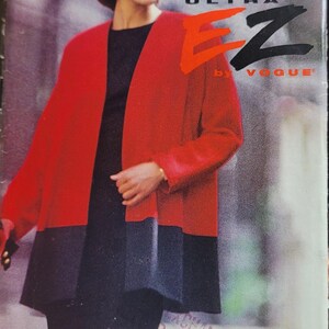 Può includere: Una busta di cartamodello Vogue vintage con una donna che indossa un cappotto-abito rosso e nero. La busta ha il testo "ULTRA EZ by VOGUE" e il numero del modello 8475. La taglia è 12-14-16.