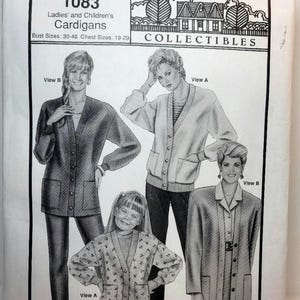 以下が含まれることがあります： Ann Person Collectibles 1083の裁縫型紙封筒。婦人用および子供用カーディガンのイラストが描かれています。表面にはボタン留めとポケットを備えたView AとView Bのスタイルが示されており、バストサイズ30-46、胸囲サイズ19-29が含まれています。