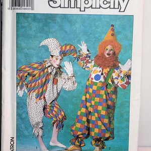 Peut inclure: Patron de couture Simplicity 9345 taille MD présentant deux costumes de clown. Un costume présente un motif à pois noirs et blancs et des losanges multicolores. Le second costume présente un motif à carreaux multicolores avec de gros pois.