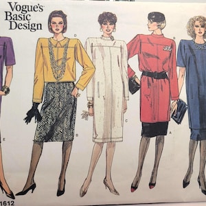 Könnte beinhalten: Ein Vogue's Basic Design Schnittmusterumschlag, Nummer 1612, mit Illustrationen von fünf verschiedenen Outfits. Die Entwürfe umfassen verschiedene knielange Kleider und ein zweiteiliges Set in den Farben Violett, Gelb, Schwarz, Weiß, Rot und Blau.