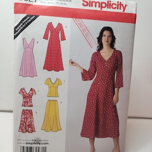 以下が含まれることがあります： Simplicityの型紙3827、サイズAA 10-18。5種類のドレスとトップスのバリエーションのイラストが掲載されています。パッケージには、七分袖でVネックの赤い柄入りミディ丈ドレスと、各デザインのテクニカルな線画が描かれています。