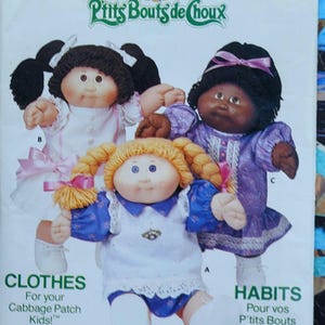 Peut inclure: Une pochette de patron de couture Butterick 6934 pour vêtements de poupées Cabbage Patch Kids. L'image montre trois poupées portant des tenues différentes : une robe blanche à rubans roses, une robe violette à dentelle et une robe bleue et blanche.