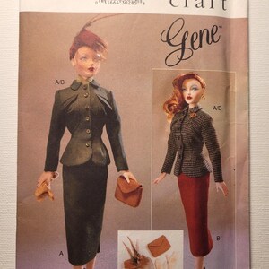 Pode incluir: Um envelope de molde de costura Vogue Craft para bonecas Gene, número 7105. A frente exibe dois trajes de boneca: um terno verde-escuro com chapéu e bolsa combinando, e uma jaqueta de tweed com saia vermelha. Inclui ilustrações de acessórios.