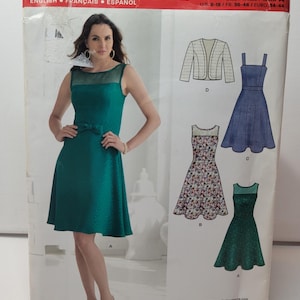Könnte beinhalten: New Look 6243 Schnittmusterumschlag mit einem Modell in einem ärmellosen smaragdgrünen Kleid mit transparentem Einsatz und Schleifendetail. Die Verpackung zeigt Illustrationen von vier Kleidungsstücken, darunter eine Jacke und drei Kleider.
