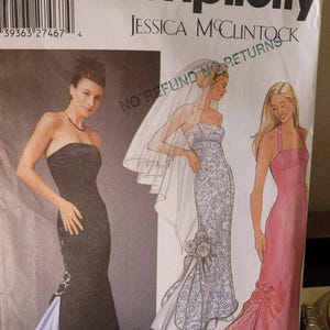 Könnte beinhalten: Simplicity Jessica McClintock Schnittmuster mit Illustrationen von drei Abendkleidern. Das Muster enthält ein trägerloses schwarzes Kleid mit lavendelfarbenem Unterrock, ein weißes Spitzen-Brautkleid und ein rosa Neckholder-Kleid.