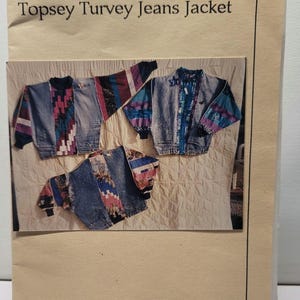 Może przedstawiać: Beżowy dokument papierowy zatytułowany Topsey Turvey Jeans Jacket, zawierający zdjęcie trzech kurtek dżinsowych. Kurtki wykonane są z niebieskich paneli dżinsowych połączonych z wielokolorowymi wzorzystymi wstawkami w odcieniach różu, fioletu i błękitu.