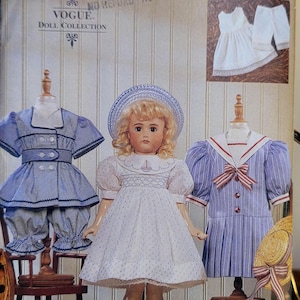 Könnte beinhalten: Ein Vintage Vogue Puppenmuster, Nummer 7244, mit Puppenkleidungsdesigns. Das Bild zeigt eine Puppe in einem weißen Kleid und einem blauen Hut sowie zwei weitere Outfits aus blau-weiß gestreiftem Stoff. Das Muster ist für eine Größe.
