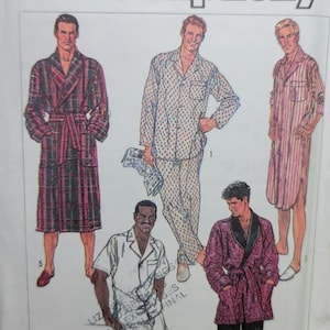 Op de afbeelding: Simplicity patroon met illustraties van heren nachtkleding, waaronder badjassen, pyjama's en een nachthemd. De ontwerpen tonen verschillende patronen en stijlen, met het woord "Simplicity" bovenaan.