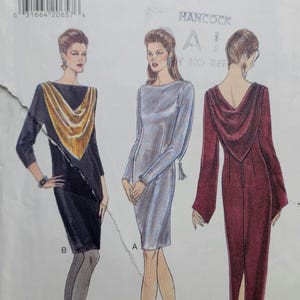 Peut inclure: Un patron de couture vintage Vogue Easy Options présentant trois modèles de robes. Le patron comprend une robe noire avec une écharpe dorée, une robe argentée et une robe bordeaux. La taille du patron est 6-8-10.