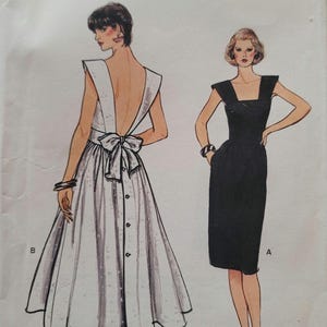 Puede incluir: Un sobre de patrón de costura Vogue Patterns 8671 para tallas 6-8-10. La ilustración muestra dos diseños de vestido: un vestido blanco midi con espalda descubierta, detalle de lazo y cierre de botones, y un vestido negro ajustado a la rodilla.