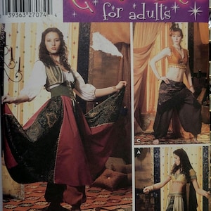 Könnte beinhalten: Simplicity 5359 Schnittmuster für Erwachsenenkostüme mit drei Outfit-Varianten bestehend aus Röcken, Westen und Oberteilen. Die Verpackung zeigt Abbildungen von Modellen in diesen Kleidungsstücken, darunter ein roter und schwarzer Rock mit Weste.