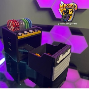 Könnte beinhalten: Ein schwarzer und gelber 3D-gedruckter Pokerchip-Halter in Form eines Gitarrenverstärkers. Der Halter hat Fächer für Chips und eine Schublade. Das Bild zeigt auch eine Vielzahl von Pokerchips und den Text "HEX3D" und "patreon.com/geoffro".