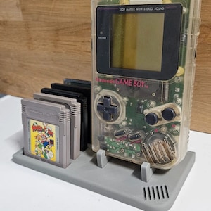 GameBoy-konsol och spelhållare
