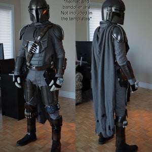 Puede incluir: Un disfraz gris de Mandaloriano con casco, armadura de pecho y armadura de piernas. El disfraz incluye un mono gris, una capa y botas negras. La armadura del pecho tiene detalles plateados, y los guantes tienen detalles azules y blancos. Ideal para cosplay.